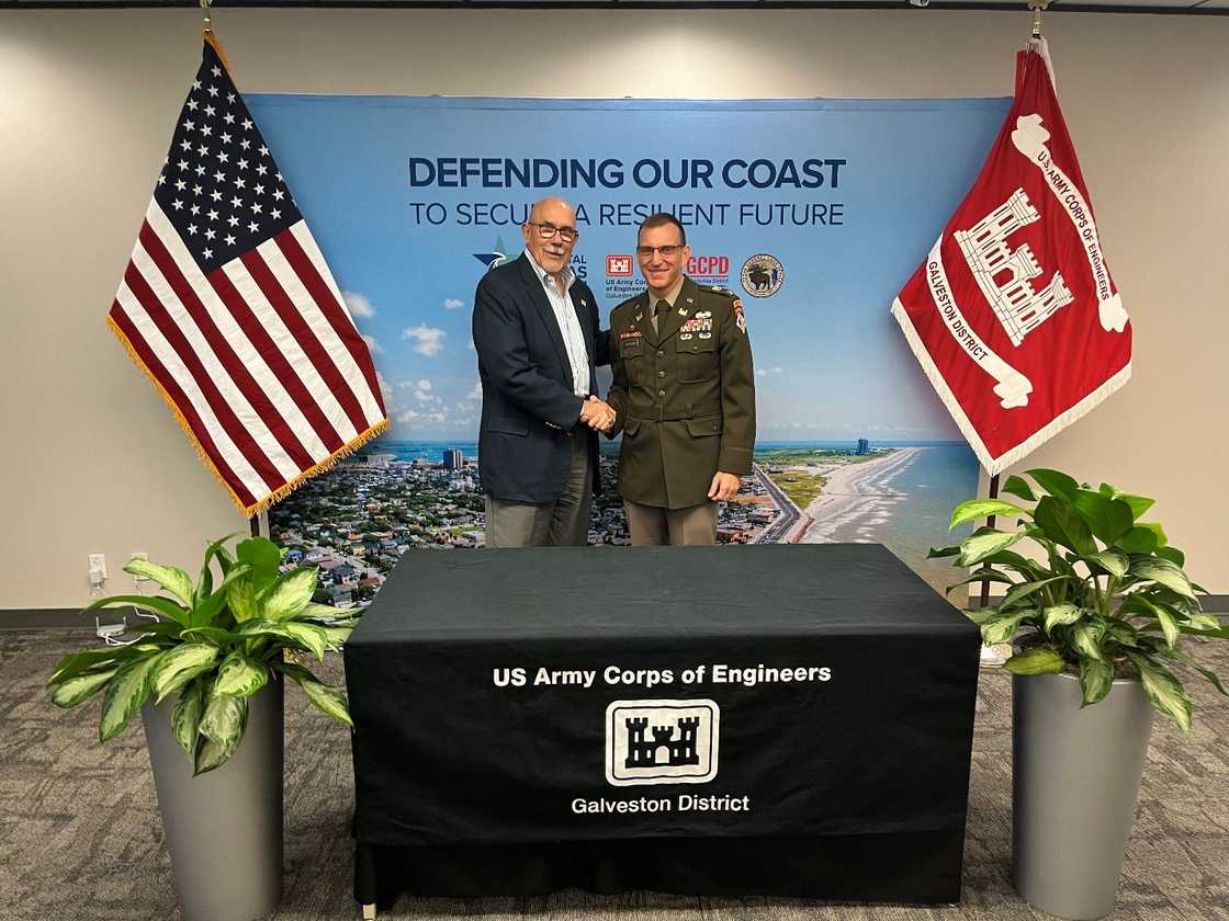 From left to right: GCPD President, Mayor Michel Bechtel and USACE Galveston District Commander, Colonel Blackmon.