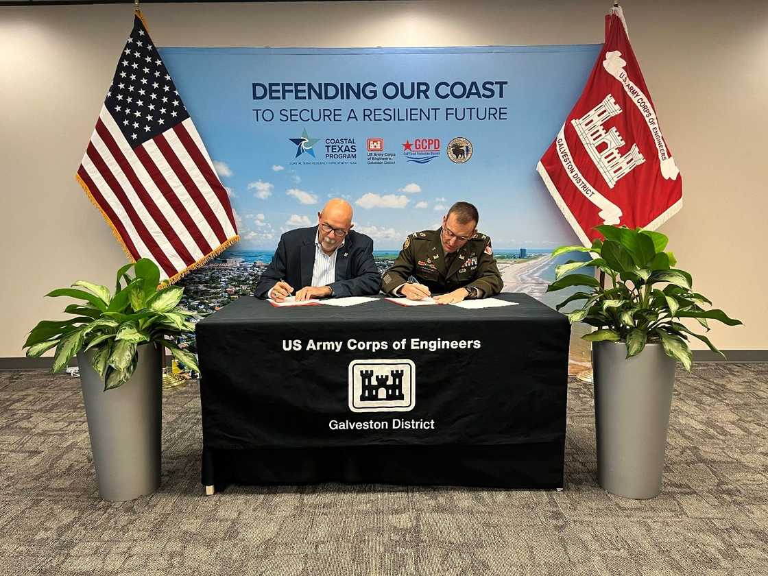 Mayor Bechtel and Colonel Blackmon sign the Design Agreement.